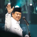 prabowo lambaikan tangan