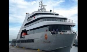 kapal pesiar ekspedisi J Explorer ()