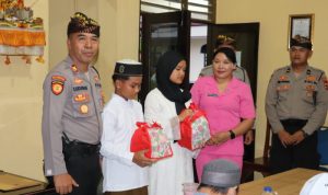Kapolres Buleleng Berbagi Takjil dan Tali Kasih kepada Anak Yatim di Pemaron