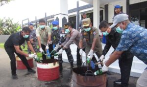 Amankan Wilayah Perbatasan, Lanal Morotai Gagalkan Peredaran dan Musnahkan Puluhan Botol Miras Ilegal d f fcede