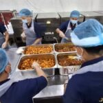 proses pengemasan makanan untuk jemaah haji di dapur haji