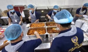 proses pengemasan makanan untuk jemaah haji di dapur haji