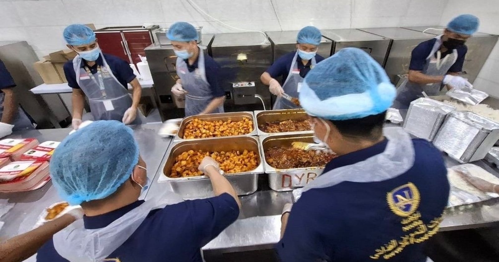 proses pengemasan makanan untuk jemaah haji di dapur haji