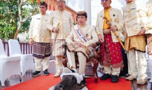 Jokowi Rajin Blusukan, Tapi Elektabilitas PSI Tetap 1,9 Persen: Ada Apa? Jokowi Joko Widodo injak kepala kerbau Lampung