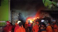 Kondisi Lorong Gelap Jadi Kendala Petugas Padamkan Kebakaran Pabrik Kayu di Solo