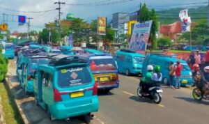 Pemerintah Provinsi Jawa Barat mengambil langkah strategis untuk mengurai kepadatan lalu lintas di kawasan Cibadak selama image x cfedcb