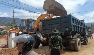 Percepatan Pemulihan Pasca Banjir: Satgas Kodam I/BB Sterilkan Kantor Camat Tukka dari Lumpur bbecc f e bfbc