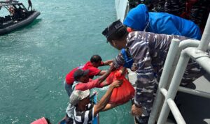 Jaga Kedaulatan Sambil Berbagi, TNI AL Distribusikan Bantuan Pangan untuk Nelayan Aru ee cd aa d afbcfba