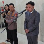 Ketua Komisi III DPR Habiburokhman (kanan) bersama Kapolri Jenderal Listyo Sigit Prabowo Senin