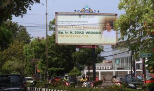 Tak Hanya Dilaporkan ke Kejari, Kini Dokumen Baliho Jokowi Diminta Dibuka ke Publik Screenshot