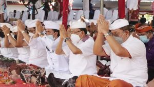 Wabup Sutjidra & Ketua Dewan Buleleng Supriatna Dampingi Gubernur Bali Koster Sembahyang Di Pura Perjuangan