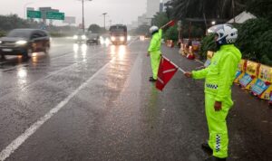 Antisipasi Dampak Banjir, Polda Metro Jaya Kerahkan Pasukan Gabungan di Titik Rawan WhatsApp Image at