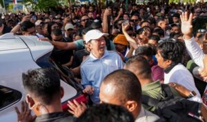 Kemunculan Jokowi di Kupang Jadi Sorotan, Warga Berdesakan Ingin Menyapa ds