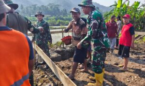 Keterbatasan Bukan Penghalang: Aksi Haru Warga Disabilitas Bangun Jembatan Bersama TNI bc efd db abd edb