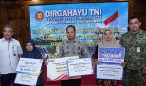 Panglima TNI Beri Santunan Keluarga Prajurit Gugur di Momen HUT ke-80(Laksdya)_TNI_Hersan
