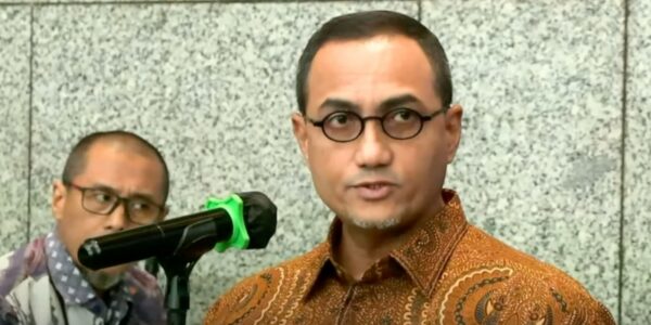 Kepala Eksekutif Pengawas Pasar Modal OJK Hasan Fawzi capture