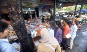 Jaga Daya Beli Masyarakat, Satgas Saber Pangan Polda Bali Awasi Harga Bahan Pokok di Pasar Kreneng Denpasar dfdb b a ffb