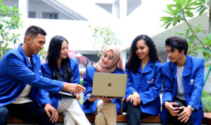 Persiapan Masa Depan, Ini 9 Universitas Swasta Bereputasi Baik di Jakarta Acel nabil jacket