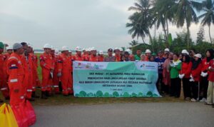 Aksi Bersih Lingkungan Lap HCA bersama Masyarakat Muara Jawa jpg Aksi Bersih Lingkungan Lap HCA bersama Masyarakat Muara Jawa jpg