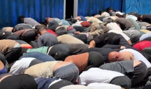 Aktivis Global Sumud Flotilla yang ditangkap dan dipermalukan oleh tentara Israel (Foto Tangkapan Layar Video X)