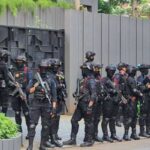 Anggota Brimob kawal penggeledahan tim penyidik KPK di rumah mantan Wamen Imipas Silmy Karim