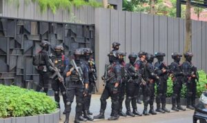 Anggota Brimob kawal penggeledahan tim penyidik KPK di rumah mantan Wamen Imipas Silmy Karim