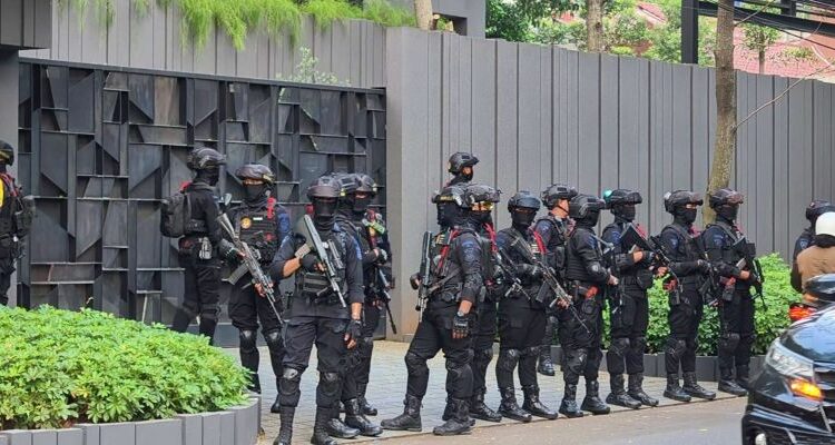 Anggota Brimob kawal penggeledahan tim penyidik KPK di rumah mantan Wamen Imipas Silmy Karim