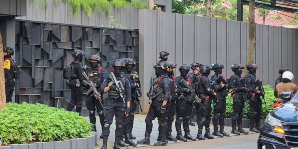 Anggota Brimob kawal penggeledahan tim penyidik KPK di rumah mantan Wamen Imipas Silmy Karim