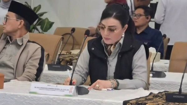 Anggota DPR RI Christiany Eugenia Paruntu bersama Komisi VI DPR RI x