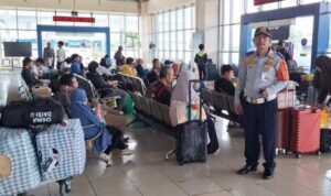 Arus penumpang di Terminal Terpadu Pulo Gebang Cakung Jakarta Timur (Foto Berita Jakarta) Arus penumpang di Terminal Terpadu Pulo Gebang Cakung Jakarta Timur (Foto Berita Jakarta)