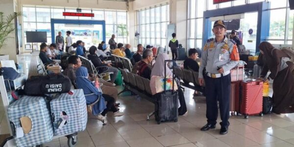 Arus penumpang di Terminal Terpadu Pulo Gebang Cakung Jakarta Timur (Foto Berita Jakarta)