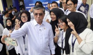 Menteri Yassierli Serahkan Bantuan Kemnaker Peduli di Medan: Negara Hadir di Masa Sulit Bantuan
