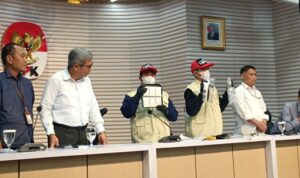 Barang bukti hasil OTT terkait pemerasan dan gratifikasi pengurusan izin tinggal WNA di Ditjen Imigrasi