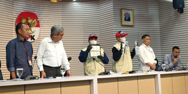 Barang bukti hasil OTT terkait pemerasan dan gratifikasi pengurusan izin tinggal WNA di Ditjen Imigrasi