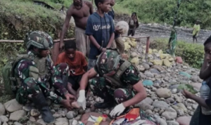 Satgas Yonif 503 Kostrad Berikan Pertolongan Kesehatan di Kampung Delpel Papua