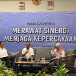 Deputi Bidang Pencegahan dan Monitoring KPK Aminudin (tengah)