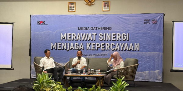 Deputi Bidang Pencegahan dan Monitoring KPK Aminudin (tengah)