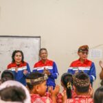Dewan Komisaris Pertamina membagikan cerita inspiratif kepada para siswa di SDN Antiga Kabupaten Karangasem Bali Kamis Mei (Foto Dok Pertamina)