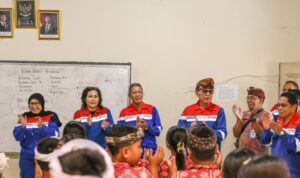 Dewan Komisaris Pertamina membagikan cerita inspiratif kepada para siswa di SDN Antiga Kabupaten Karangasem Bali Kamis Mei (Foto Dok Pertamina)