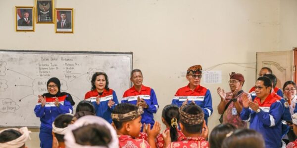 Dewan Komisaris Pertamina membagikan cerita inspiratif kepada para siswa di SDN Antiga Kabupaten Karangasem Bali Kamis Mei (Foto Dok Pertamina)