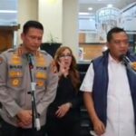 Direktur Reserse Kriminal Umum Polda Metro Jaya Kombes Iman Imanuddin (kemeja putih) di Mapolda Metro Jaya Jakarta Selatan pada Senin malam Mei