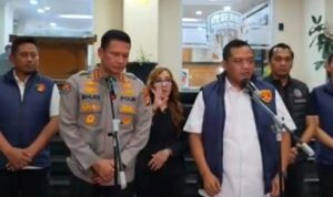 Direktur Reserse Kriminal Umum Polda Metro Jaya Kombes Iman Imanuddin (kemeja putih) di Mapolda Metro Jaya Jakarta Selatan pada Senin malam Mei Direktur Reserse Kriminal Umum Polda Metro Jaya Kombes Iman Imanuddin (kemeja putih) di Mapolda Metro Jaya Jakarta Selatan pada Senin malam Mei