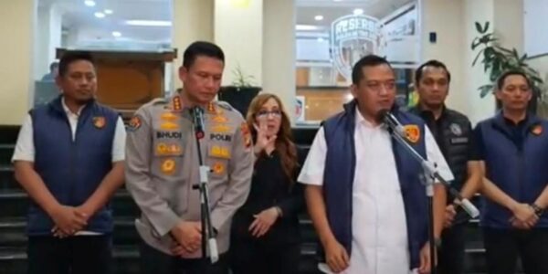 Direktur Reserse Kriminal Umum Polda Metro Jaya Kombes Iman Imanuddin (kemeja putih) di Mapolda Metro Jaya Jakarta Selatan pada Senin malam Mei