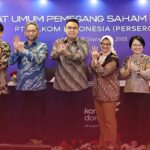 Direktur Utama Telkom Dian Siswarini (tengah)