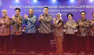 Direktur Utama Telkom Dian Siswarini (tengah) Direktur Utama Telkom Dian Siswarini (tengah)