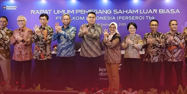 Direktur Utama Telkom Dian Siswarini (tengah)
