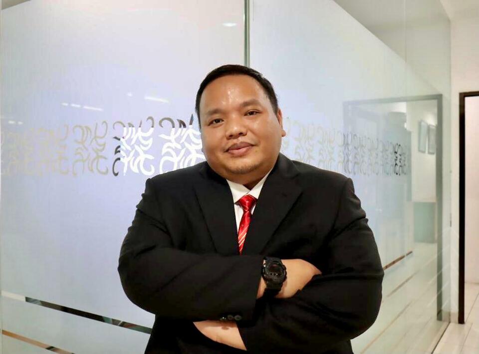 Dr Handi Risza ruang kaca