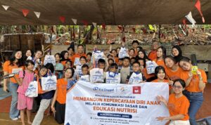 FIKOM Universitas Esa Unggul Edukasi Nutrisi dan Bangun Mental Anak Bersama Komunitas Gumul Juang