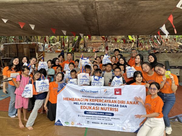 FIKOM Universitas Esa Unggul Edukasi Nutrisi dan Bangun Mental Anak Bersama Komunitas Gumul Juang