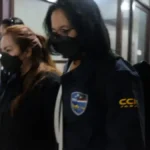 Foto Lisa Mariana ditangkap polisi membawa map coklat